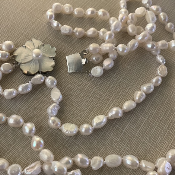 Beautiful 3 rows natural white cultured Baroque beads MOP silver flower clasp - Picture 5 of 11